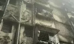 6 मंजिला बिल्डिंग में लगी आग- 7 की मौत 50 से अधिक झुलसे- बाइक कारें...