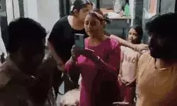 पार्क में खेलते बच्चे पर डॉग अटैक- कई घंटे तक हंगामा- मालकिन पर FIR