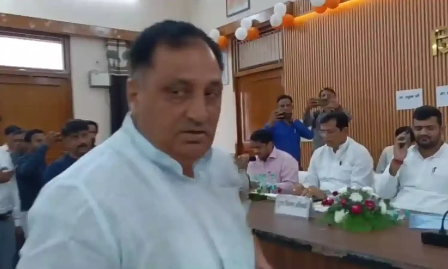 जिला पंचायत की बोर्ड बैठक में हंगामा- विपक्षी मेंबर्स ने किया बहिष्कार जिला पंचायत की बोर्ड बैठक में हंगामा- विपक्षी मेंबर्स ने किया बहिष्कार