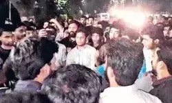 AMU में बैठकर फिलिस्तीन का समर्थन- छात्रों ने लगाये धार्मिक नारे AMU में बैठकर फिलिस्तीन का समर्थन- छात्रों ने लगाये धार्मिक नारे