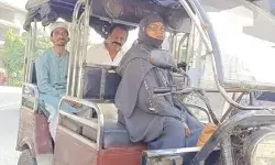 रात में बुर्का पहन ई रिक्शा चलाने वाली नजमा को नही लगता योगी राज में डर रात में बुर्का पहन ई रिक्शा चलाने वाली नजमा को नही लगता योगी राज में डर