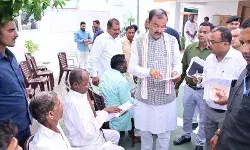 डिप्टी सीएम ने लगाया जनता दर्शन- बोले जन समस्याओं का त्वरित हो निदान डिप्टी सीएम ने लगाया जनता दर्शन- बोले जन समस्याओं का त्वरित हो निदान