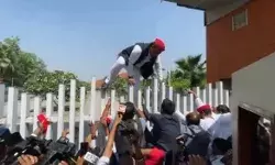 JP जयंती पर संग्राम रोकती रही पुलिस- गेट फांद अखिलेश पहुंचे JPNIC JP जयंती पर संग्राम रोकती रही पुलिस- गेट फांद अखिलेश पहुंचे JPNIC