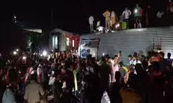 नॉर्थ ईस्ट एक्सप्रेस के कई डिब्बे पटरी से उतरे, चार की मौत 100 घायल