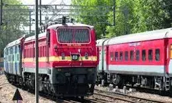 नॉर्थ-ईस्ट एक्सप्रेस हादसा, 8 ट्रेनें रद्द, 33 ट्रेनों के मार्ग बदले गए