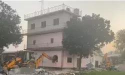 मिशनरी के प्रार्थना स्थल पर चला बाबा का बुलडोजर- 3 मंजिला भवन ध्वस्त