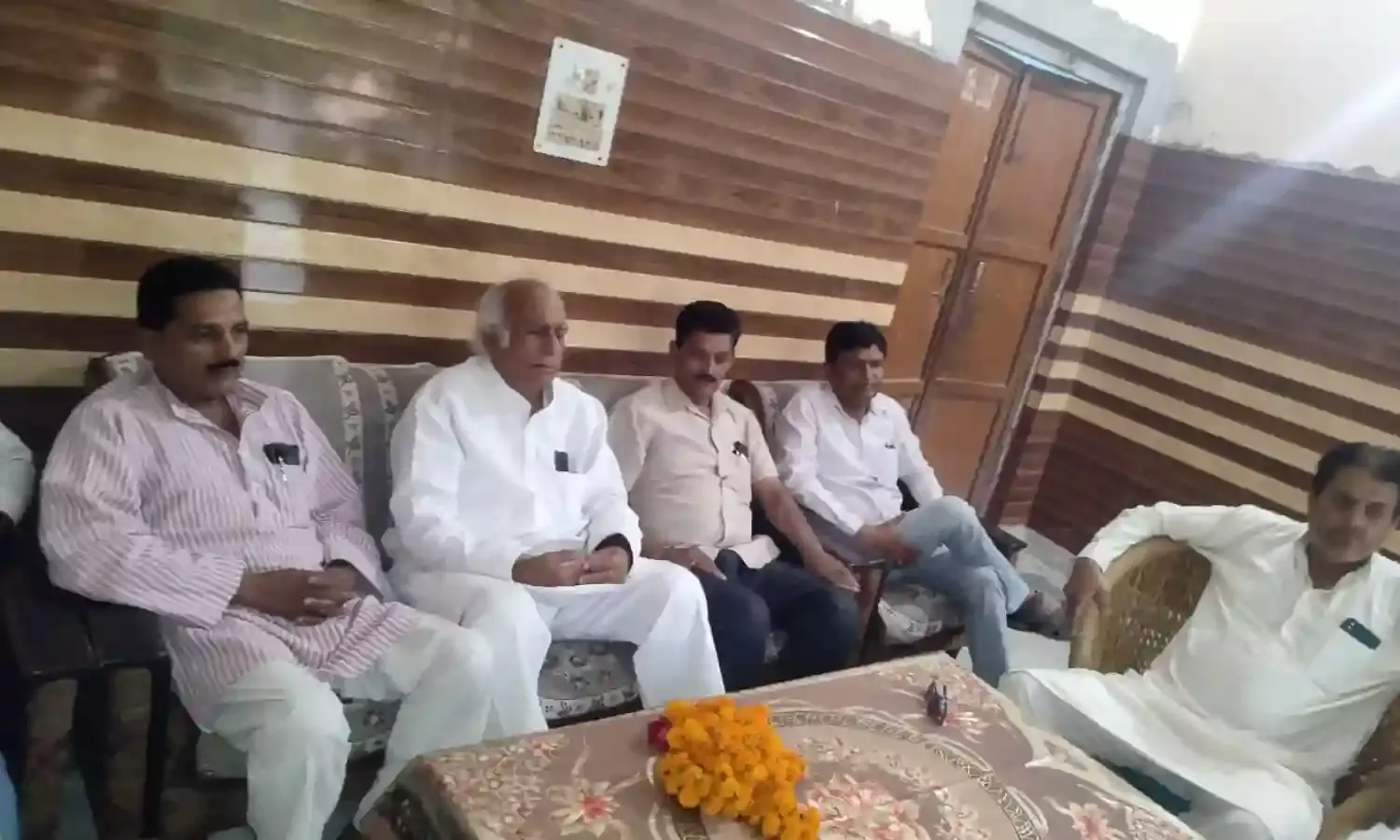 कांग्रेस महासचिव का गांववासियों ने फूल मालाएं डालकर किया स्वागत