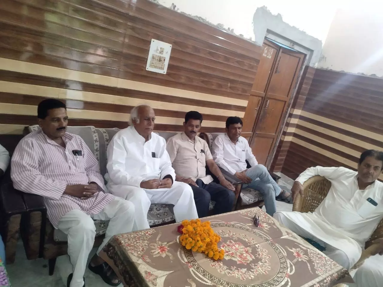 कांग्रेस महासचिव का गांववासियों ने फूल मालाएं डालकर किया स्वागत कांग्रेस महासचिव का गांववासियों ने फूल मालाएं डालकर किया स्वागत