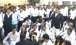 लेखपाल - वकील प्रकरण में आज भी धरने पर रहे लेखपाल
