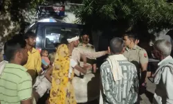 गधों के बंटवारे के लिए थाने में लगी चौपाल- खूब हुआ हाई वोल्टेज ड्रामा गधों के बंटवारे के लिए थाने में लगी चौपाल- खूब हुआ हाई वोल्टेज ड्रामा