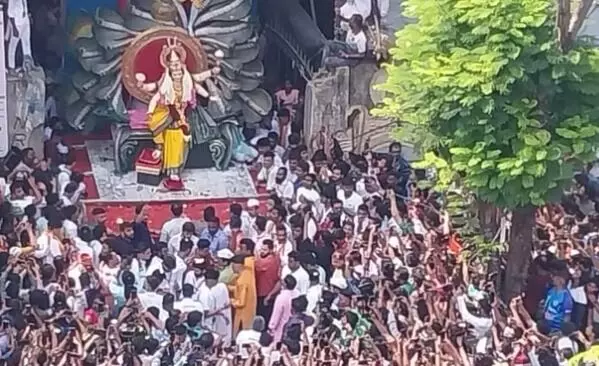 नवरात्रि उत्सव में 2 गुटों के बीच झड़प- पथराव एवं पटाखा फटने से 4 जख्मी