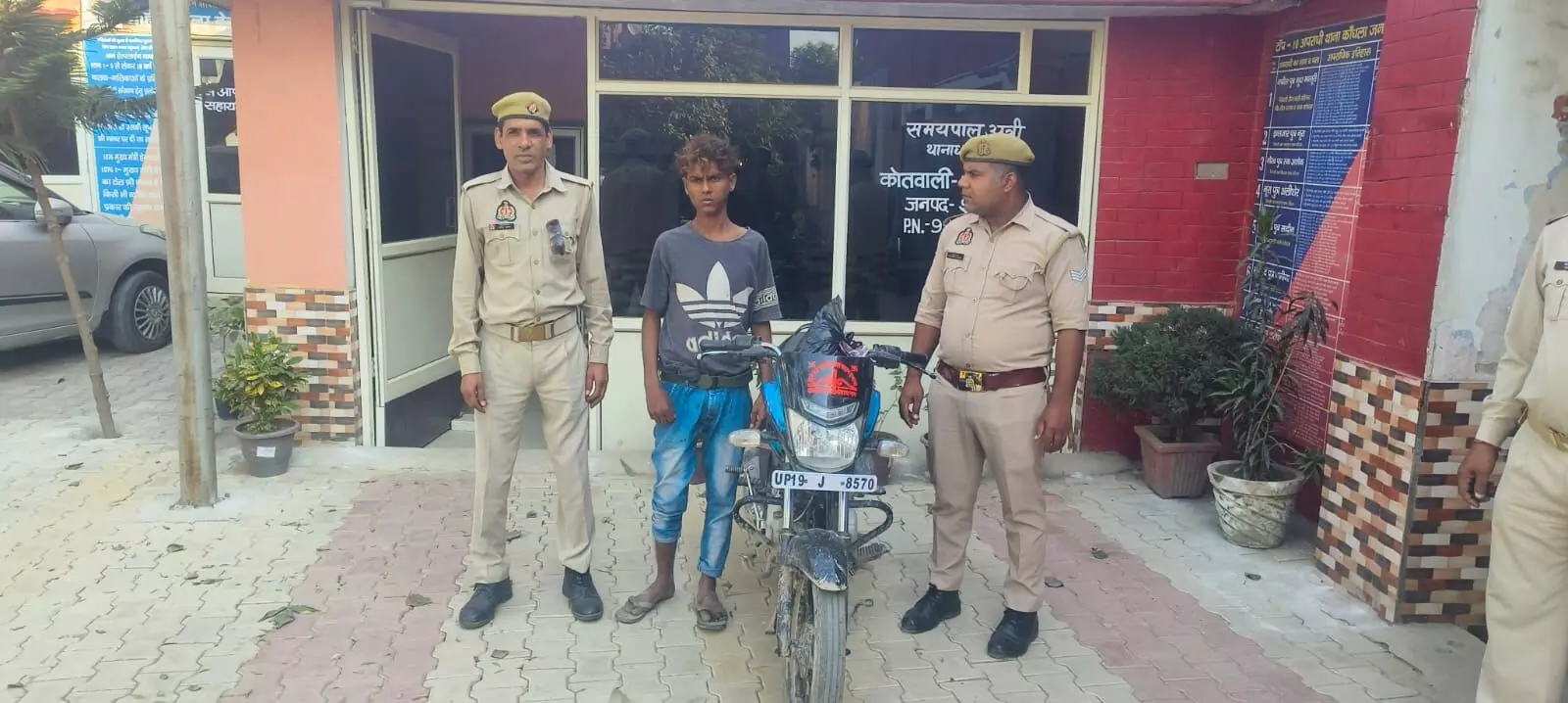 तीन घंटे में चोरी का खुलासा- चोर सहित चोरी की गई मोटरसाईकिल बरामद