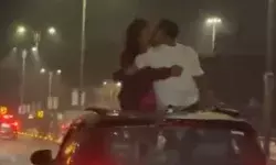 सड़क पर चलती कार में कपल की गंदी बात- हरकत पर बोले लोग- करो अरेस्ट
