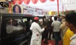 छब्बे जी बनने चले सपा नेता को थप्पड जडते हुए दुबे जी बनाया छब्बे जी बनने चले सपा नेता को थप्पड जडते हुए दुबे जी बनाया