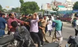 चीफ प्रॉक्टर का छात्र नेता पर फूटा गुस्सा- सिपाही की लाठी से ली खबर