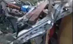 डिवाइडर से टकराकर 80 फीट नीचे नाले में गिरा ट्रक और फिर..