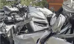 कार के ऊपर चढ़ा ट्रक- उडी कार की छत- बिखरे 5 लोगों के शरीर के टुकड़े कार के ऊपर चढ़ा ट्रक- उडी कार की छत- बिखरे 5 लोगों के शरीर के टुकड़े