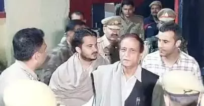 सुबह-सुबह आजम खान और उनके बेटे की बदल गई जेल - भेजा गया..