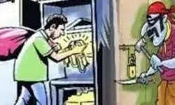 दुर्गापूजा में गया परिवार, चोरों ने किया लाखों का माल साफ दुर्गापूजा में गया परिवार, चोरों ने किया लाखों का माल साफ