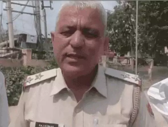 मारपीट की सूचना पर पहुंचे SHO की धुनाई- सिर व मुंह पर जडे मुक्के मारपीट की सूचना पर पहुंचे SHO की धुनाई- सिर व मुंह पर जडे मुक्के