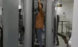 स्कैनर ने खोला राज- पिछवाड़े में छुपाकर लाया लाखों का सोना... स्कैनर ने खोला राज- पिछवाड़े में छुपाकर लाया लाखों का सोना...