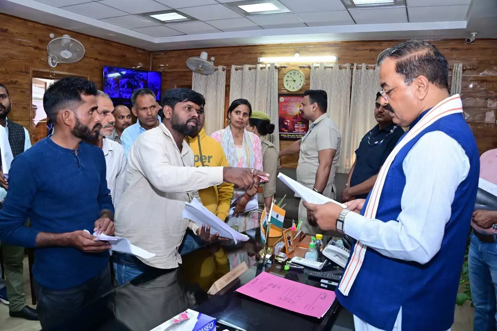 जनता दर्शन कार्यक्रम- उपमुख्यमंत्री ने सुनी जान समस्याएं- दिए निर्देश जनता दर्शन कार्यक्रम- उपमुख्यमंत्री ने सुनी जान समस्याएं- दिए निर्देश