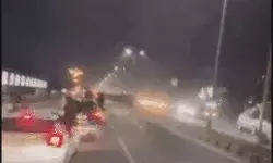 हाईवे पर बेलगामों का स्टंट- कार की विंडो पर लटक 10 ने ऐसे दिखायें करतब हाईवे पर बेलगामों का स्टंट- कार की विंडो पर लटक 10 ने ऐसे दिखायें करतब