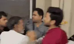 बच्चे का इलाज छोड़ डॉक्टरों ने परिजनों को पीटा- 3 सस्पेंड 5 पर FIR बच्चे का इलाज छोड़ डॉक्टरों ने परिजनों को पीटा- 3 सस्पेंड 5 पर FIR