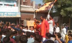 दुर्गा पंडाल में फेंका काला कपड़ा- पब्लिक ने लगाया जाम- 2 बहनें अरेस्ट दुर्गा पंडाल में फेंका काला कपड़ा- पब्लिक ने लगाया जाम- 2 बहनें अरेस्ट