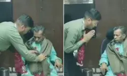 DM साहब ने गुरु को अपनी कुर्सी पर बिठाया- खड़ा कर दिया विवाद DM साहब ने गुरु को अपनी कुर्सी पर बिठाया- खड़ा कर दिया विवाद