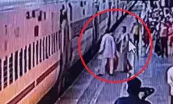 चढ़ते समय ट्रेन से गिरी महिला की कांस्टेबल ने दौड़कर ऐसे बचाई जान चढ़ते समय ट्रेन से गिरी महिला की कांस्टेबल ने दौड़कर ऐसे बचाई जान