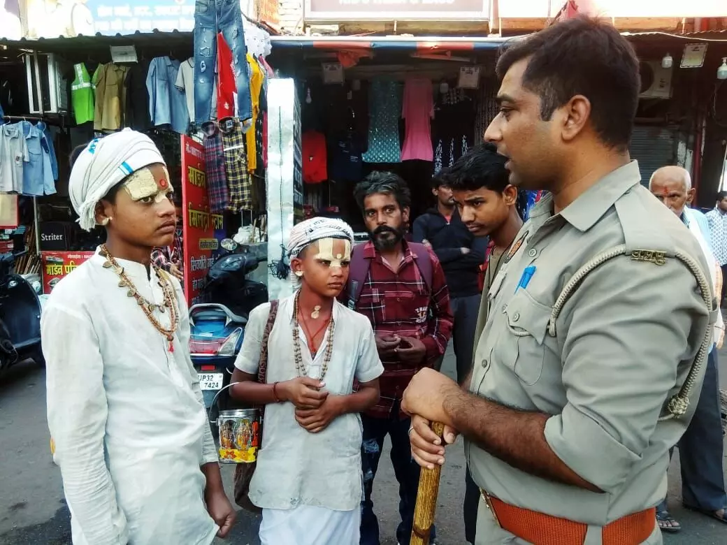 मंत्रविहिन बाल ब्रह्मचारियों को सिपाही ने ऐसे दिया शिक्षा का मंत्र