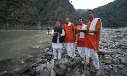 अखिलेश भी चले हिंदुत्व की राह- लगाई गंगा में डुबकी- उतारी गंगा आरती अखिलेश भी चले हिंदुत्व की राह- लगाई गंगा में डुबकी- उतारी गंगा आरती