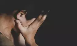 पड़ोसी के घर में सेंधमारी- बड़ी उम्र की युवती को फंसाकर रेप- हुआ फरार