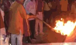 रावण दहन करते ही पुतले में हुआ धमाका- बाल बाल बचे मंत्री रावण दहन करते ही पुतले में हुआ धमाका- बाल बाल बचे मंत्री