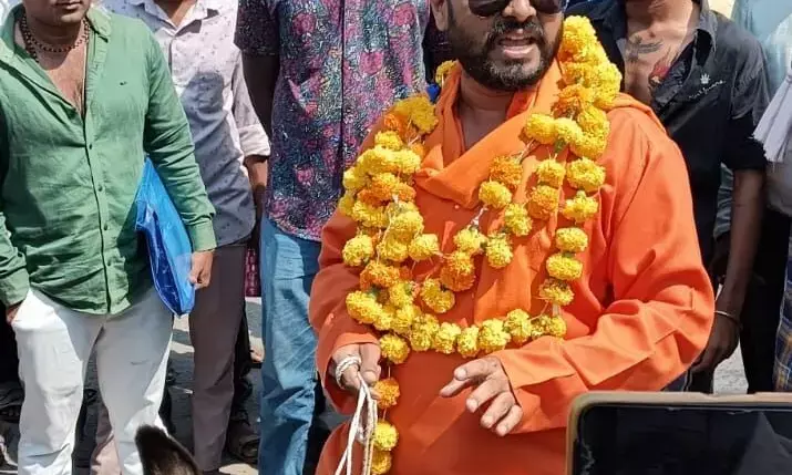 गधे पर बैठकर नामांकन करने पहुंचा प्रत्याशी- देखने वालों की लगी भीड़