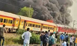 पातालकोट एक्सप्रेस में लगी आग- मचा हड़कंप पातालकोट एक्सप्रेस में लगी आग- मचा हड़कंप