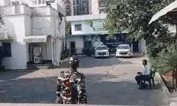 इलेक्शन से पहले ईडी के एक्शन से बढ़ा सियासी तापमान इलेक्शन से पहले ईडी के एक्शन से बढ़ा सियासी तापमान