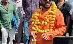 गधे पर बैठकर नामांकन करने पहुंचा प्रत्याशी- देखने वालों की लगी भीड़ गधे पर बैठकर नामांकन करने पहुंचा प्रत्याशी- देखने वालों की लगी भीड़