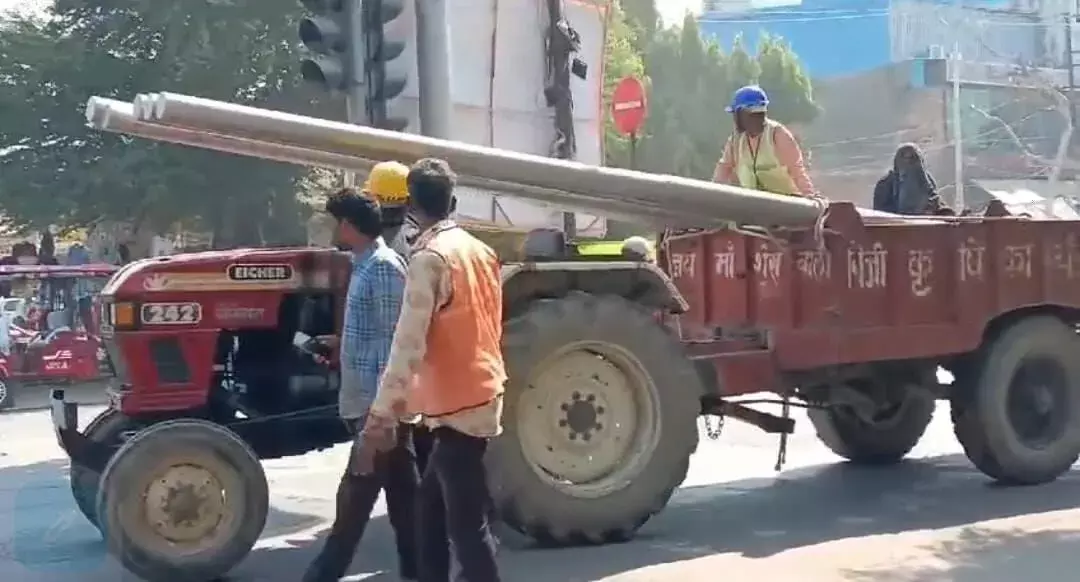 बिना ड्राइवर सड़क पर दौड़ा ट्रैक्टर, वायरल हुई वीडियो बिना ड्राइवर सड़क पर दौड़ा ट्रैक्टर, वायरल हुई वीडियो