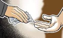 राम की नगरी में रिश्वत लेने का पाप कर रहा लेखपाल गिरफ्तार राम की नगरी में रिश्वत लेने का पाप कर रहा लेखपाल गिरफ्तार