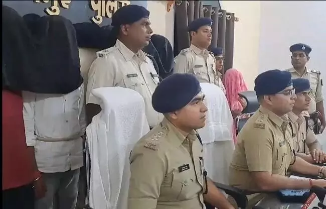 पत्नी और प्रेमी ने दी पति की सुपारी - 3 गोली लगने के बाद बच गया फिर.. पत्नी और प्रेमी ने दी पति की सुपारी - 3 गोली लगने के बाद बच गया फिर..