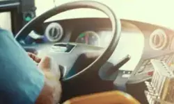 मौत से पहले बस ड्राइवर ने ऐसे बचाई 48 जिंदगियां- आया था हार्ट अटैक मौत से पहले बस ड्राइवर ने ऐसे बचाई 48 जिंदगियां- आया था हार्ट अटैक