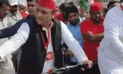 सत्ता के लिए फिर साइकिल पर चढ़े अखिलेश- एक्सप्रेस वे पर दिया यह संदेश