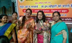 सुहागिनों की मेहंदी पर हिंदू संगठनों का पहरा- देख रहे आधार कार्ड सुहागिनों की मेहंदी पर हिंदू संगठनों का पहरा- देख रहे आधार कार्ड