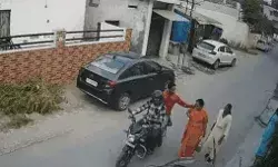 दिनदहाड़े लूट- दूध लेकर लौट रही महिला से सरेआम बदमाशों ने कुंडल लूटे दिनदहाड़े लूट- दूध लेकर लौट रही महिला से सरेआम बदमाशों ने कुंडल लूटे