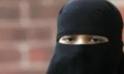 वीडियो कॉल में पत्नी की आईब्रो बनी देख भड़के पति ने अरब से दिया 3 तलाक