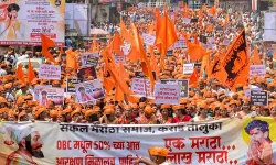 शिंदे की बढ़ी टेंशन- BJP MLA का इस्तीफा- इंटरनेट बंद, कई जगह कर्फ्यू शिंदे की बढ़ी टेंशन- BJP MLA का इस्तीफा- इंटरनेट बंद, कई जगह कर्फ्यू