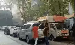 मराठा आरक्षण- मंत्री के काफिले की गाड़ियों पर हमला- तोड़फोड़ कर बनाई.. मराठा आरक्षण- मंत्री के काफिले की गाड़ियों पर हमला- तोड़फोड़ कर बनाई..