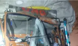 कैंटर ने खड़ी बस में मारी टक्कर- शौच कर रहे 2 लोगो की मौत- कई जख्मी